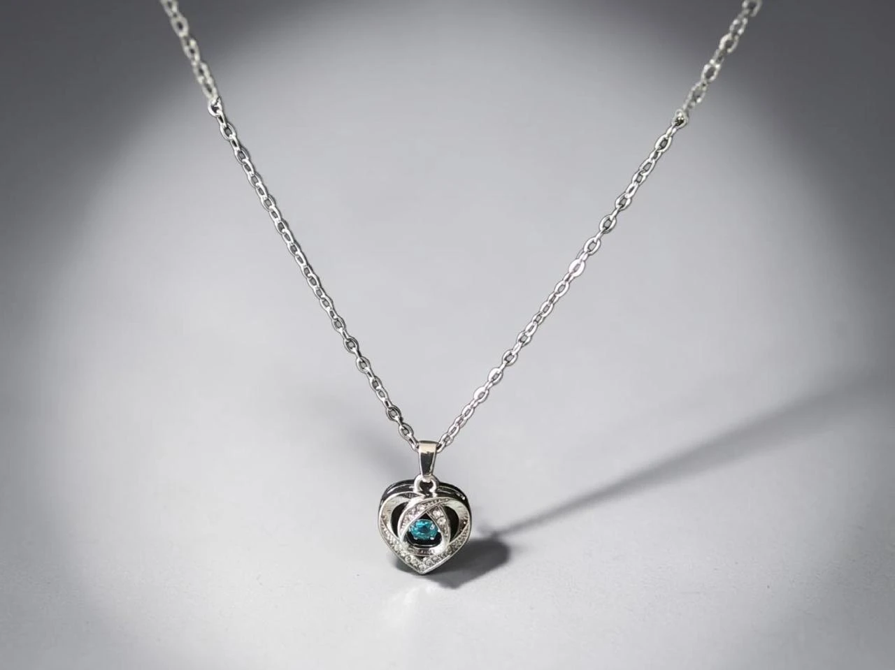 Collier forme cœur argenté petite pierre bleue cristal acier inoxydable neuf dan